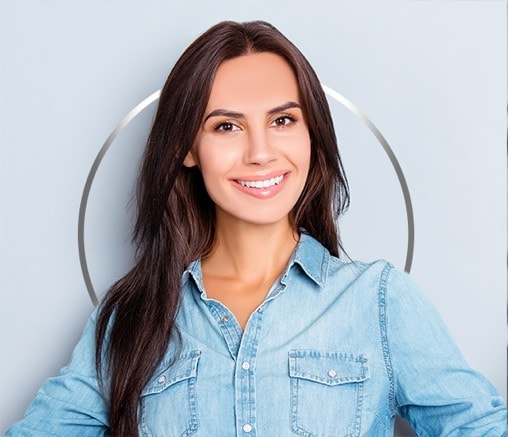 Mujer joven sonriendo