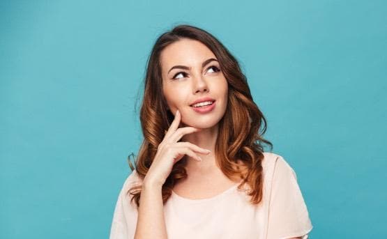 Mujer jóven pensando si tiene una infección vaginal