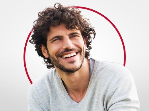 Hombre joven sonriendo