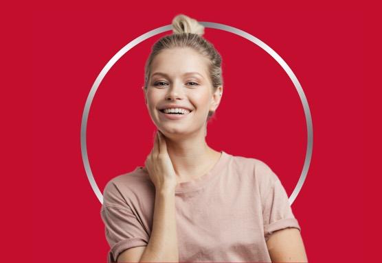 Mujer joven sonriendo